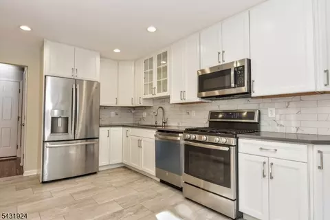 Kitchen - 5 Hansen Pl, Wayne, NJ 07470 photo 2 of 4