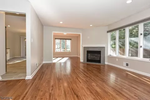 Living - 5 Hansen Pl, Wayne, NJ 07470 photo 2 of 4