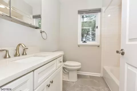 Bath - 5 Hansen Pl, Wayne, NJ 07470 photo 4 of 5