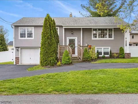 8 Madoc Trl, Oak Ridge, NJ 07438