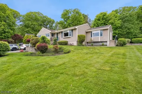6 Waters Edge, Kinnelon, NJ 07405