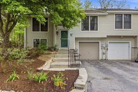 37 Quail Ct, Hamburg, NJ 07419