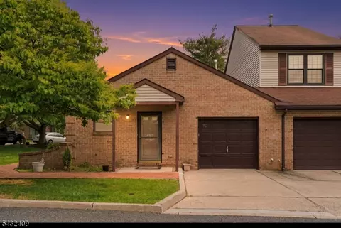 10 Daniel Ct, Lebanon, NJ 08833