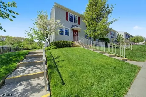 825 Sierra Dr, Hackettstown, NJ 07840