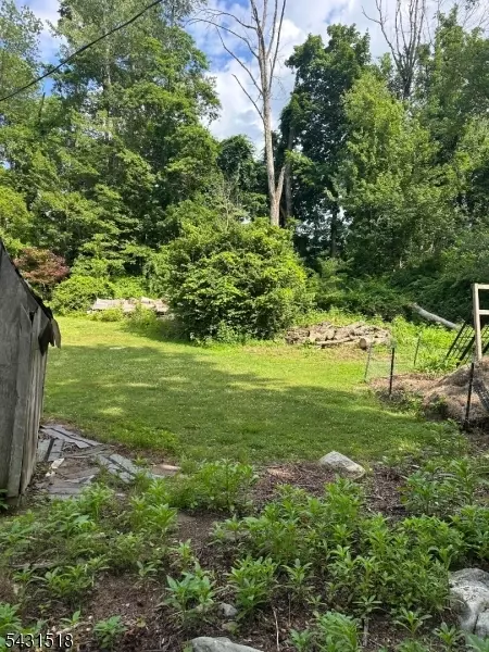 1 Ash Ln, Liberty Twp, NJ 07823
