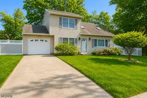 9 Sycamore Ln, Piscataway, NJ 08854