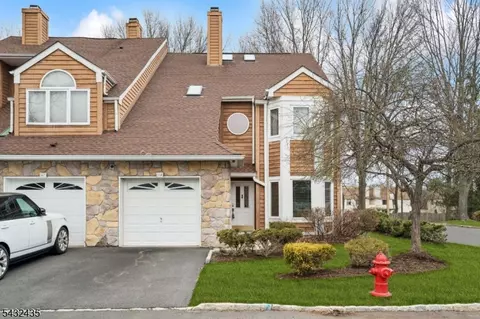 118 Coppertree Ct, Edison, NJ 08820