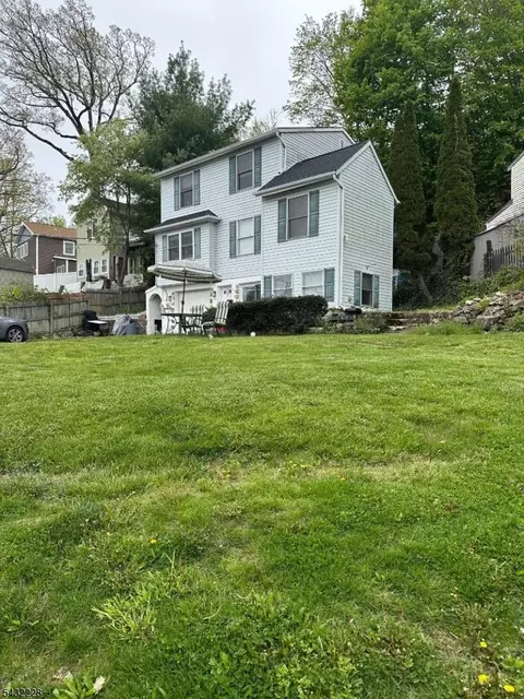 100 Shore Rd, Lake Hopatcong, NJ 07849