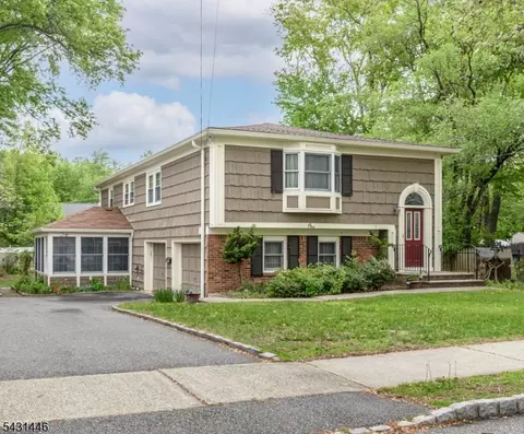 1 Ash Ln, Lake Hiawatha, NJ 07034