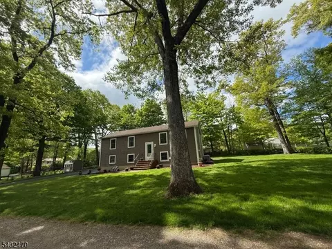 10 Monique Ln, West Milford, NJ 07480