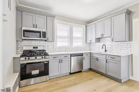 301 E 9th Ave, Roselle, NJ 07203