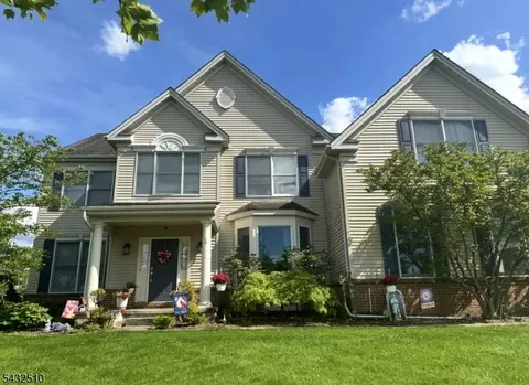 1 Tanager Dr, Ringoes, NJ 08551