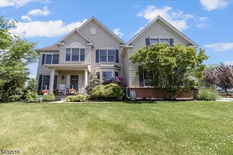 1 Tanager Dr, Ringoes, NJ 08551
