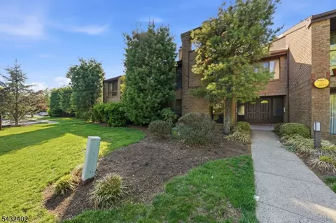336 Willowbrook Dr, North Brunswick Twp, NJ 08902