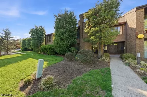 336 Willowbrook Dr, North Brunswick Twp, NJ 08902