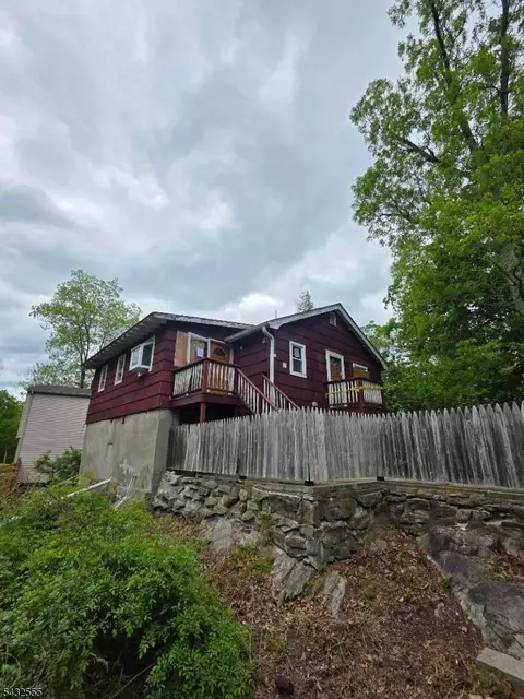 11 Oak St, Haskell, NJ 07420