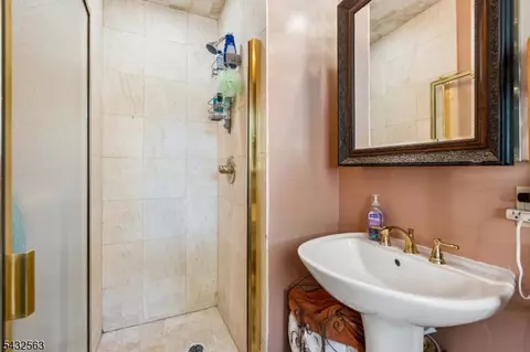 Bath - 112 Pitt Rd, Springfield, NJ 07081 photo 1 of 2