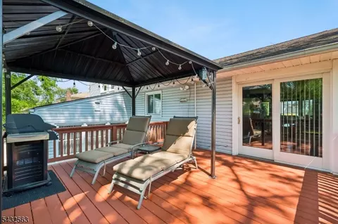 Exterior - 112 Pitt Rd, Springfield, NJ 07081 photo 3 of 8