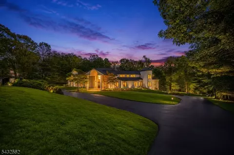 809 W Shore Dr, Kinnelon, NJ 07405