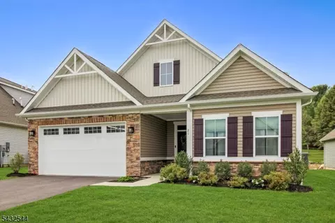 21 Harris Hawk Rd, Washington, NJ 07882