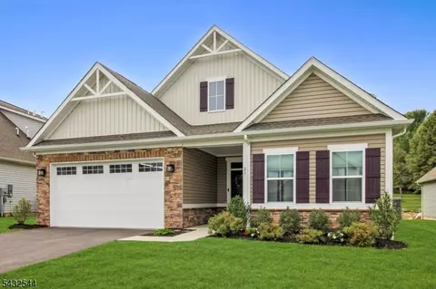 21 Harris Hawk Rd, Washington, NJ 07882