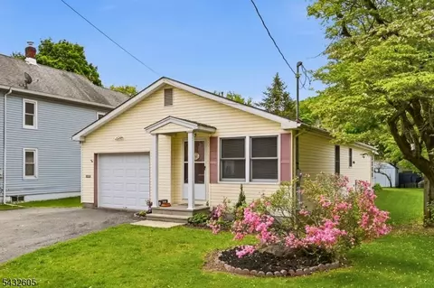 15 Orchard St, Bloomingdale, NJ 07403