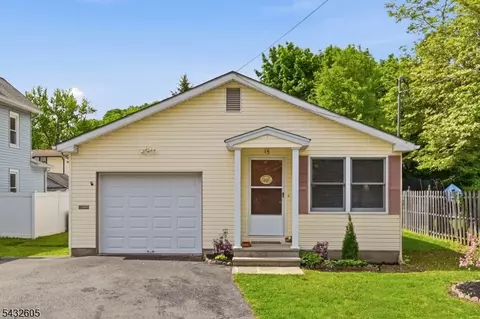 15 Orchard St, Bloomingdale, NJ 07403