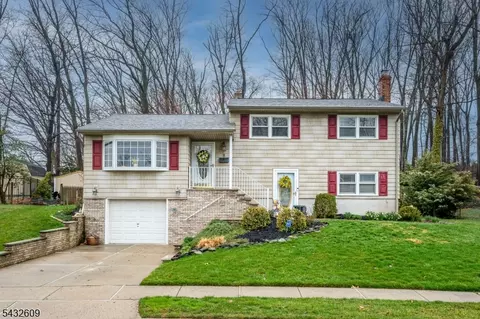 8 Adelphi Ct, Edison, NJ 08837