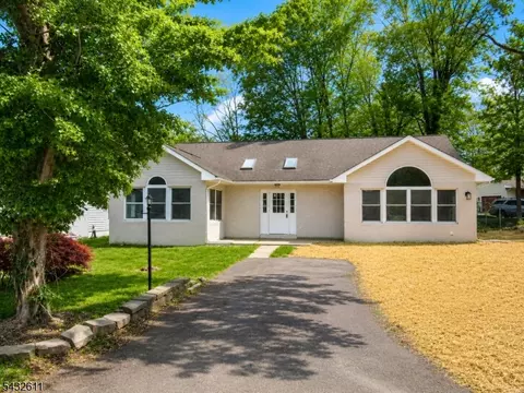 7 Lorettacong Dr, Lake Hopatcong, NJ 07849