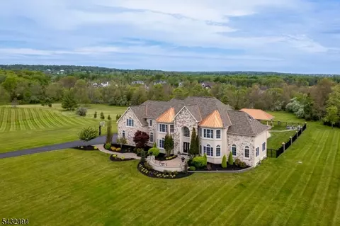 8 Kren Dr, Ringoes, NJ 08551