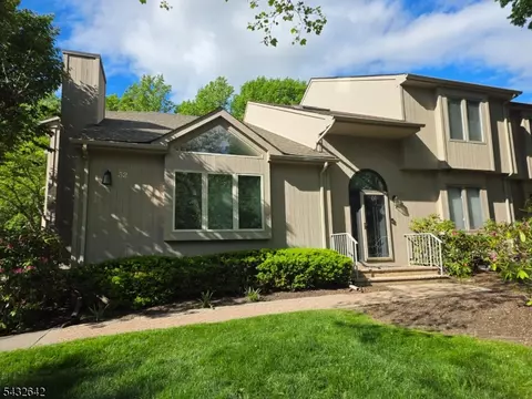 32 Robinhood Dr #32, Mountain Lakes, NJ 07046