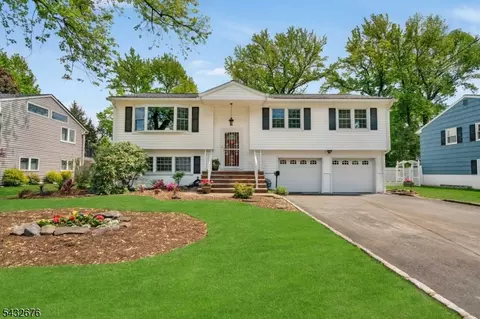 98 Vassar Dr, Paramus, NJ 07652
