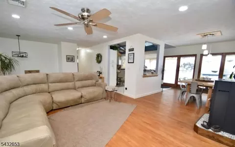 27 Grandview Ave, Stockholm, NJ 07460