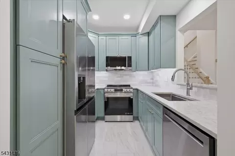 13 Encampment Dr, Bedminster, NJ 07921