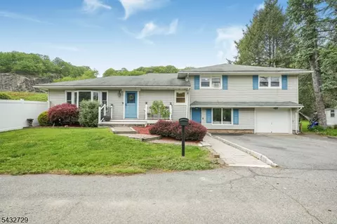 22 Federal Hill Rd, Pompton Lakes, NJ 07442