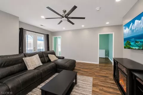 368 Rector St #414, Perth Amboy, NJ 08861