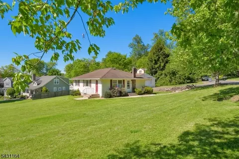 48 Central Ave, Stirling, NJ 07980