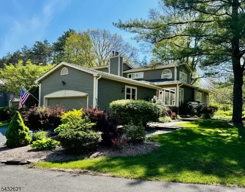 28 Old Fourth Dr, Oak Ridge, NJ 07438