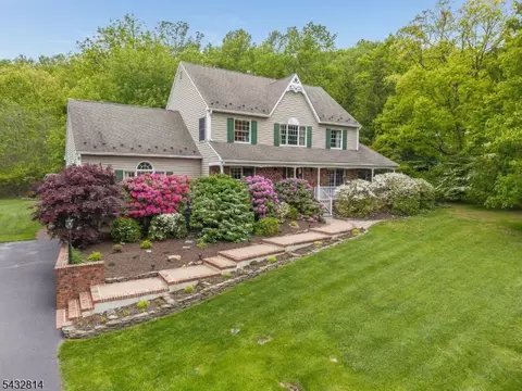 4 Drake Ct, Milford, NJ 08848