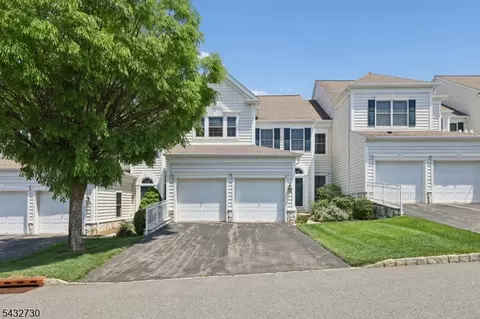 8 Yorktown Ln, Totowa, NJ 07512