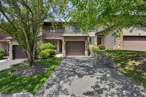33 Cedarwood Ter, Woodland Park, NJ 07424