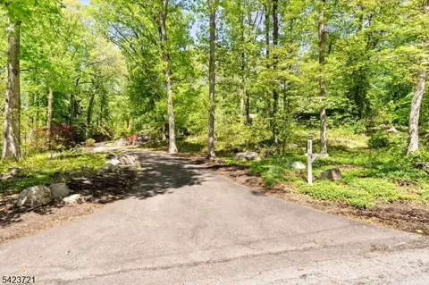 98 Snydertown Rd, Hopewell, NJ 08525