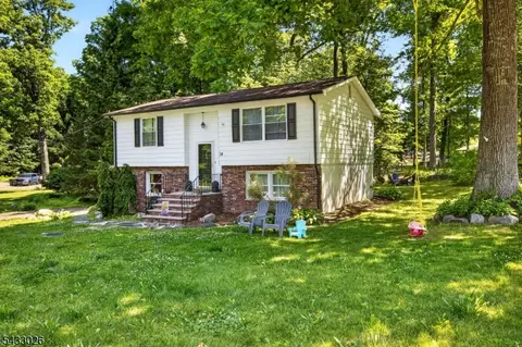 19 Circle Dr, Oak Ridge, NJ 07438