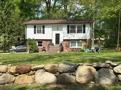 19 Circle Dr, Oak Ridge, NJ 07438