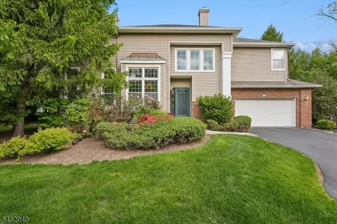 32 Kent Dr, Roseland, NJ 07068