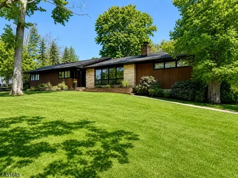 5 Oak Ln, Pine Brook, NJ 07058