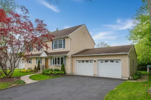 6 Madoc Trl, Oak Ridge, NJ 07438