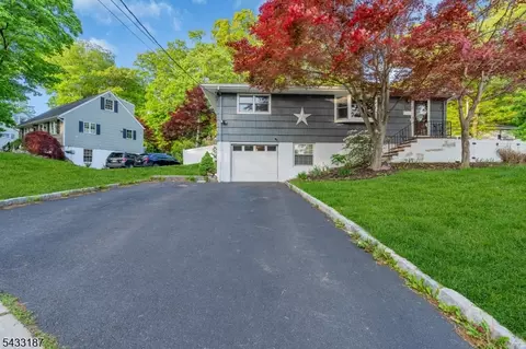 46 Rafkind Rd, Bloomingdale, NJ 07403