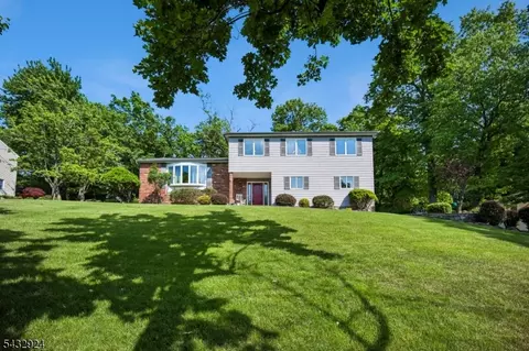 17 Stonewall Dr, Livingston, NJ 07039