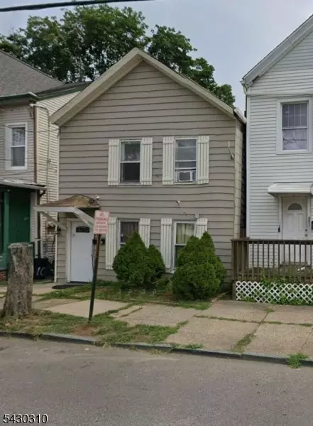 8 Kossuth St, Haledon, NJ 07508